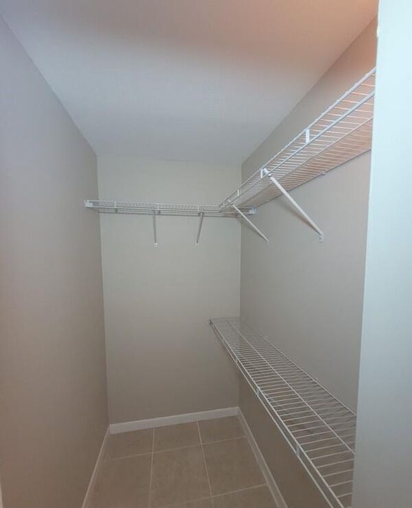 Active With Contract: $1,600 (2 beds, 1 baths, 920 Square Feet)