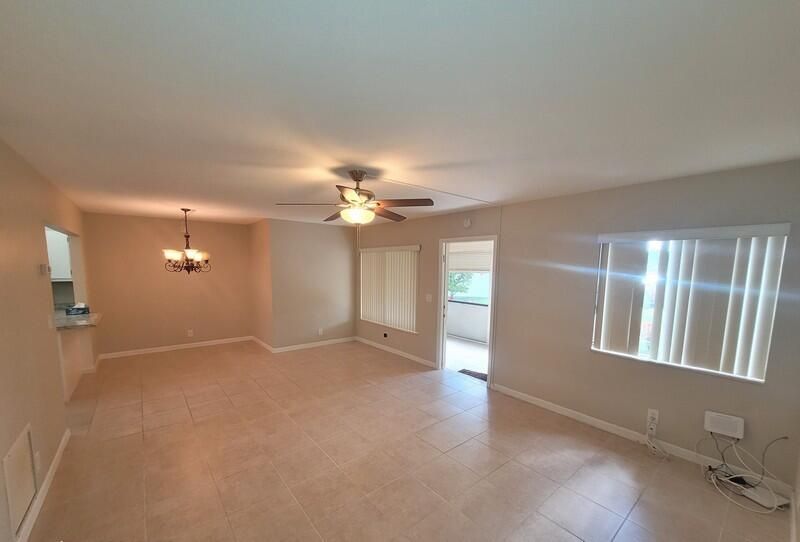 Active With Contract: $1,600 (2 beds, 1 baths, 920 Square Feet)