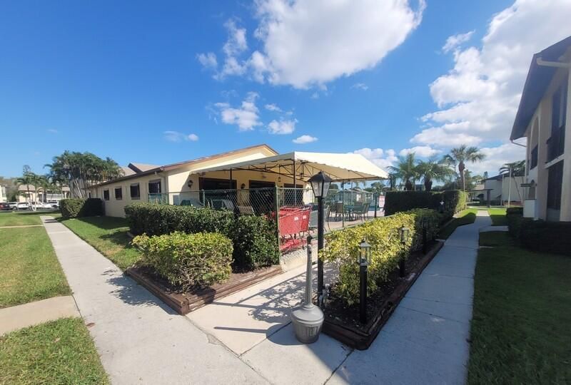 Active With Contract: $1,600 (2 beds, 1 baths, 920 Square Feet)