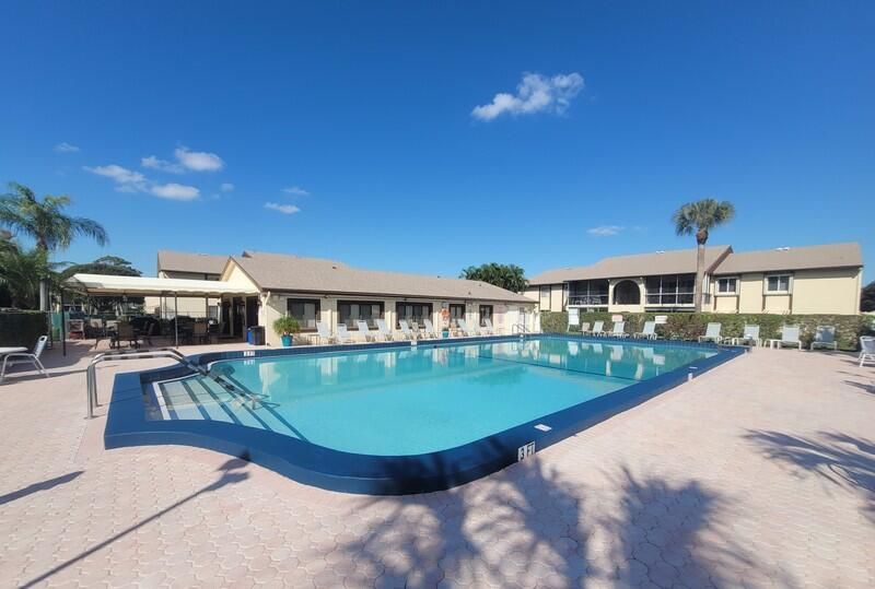 Active With Contract: $1,600 (2 beds, 1 baths, 920 Square Feet)