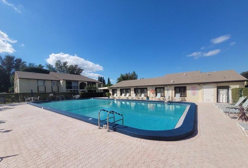 Active With Contract: $1,600 (2 beds, 1 baths, 920 Square Feet)