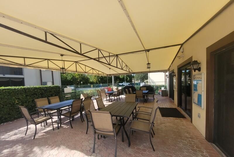 Active With Contract: $1,600 (2 beds, 1 baths, 920 Square Feet)