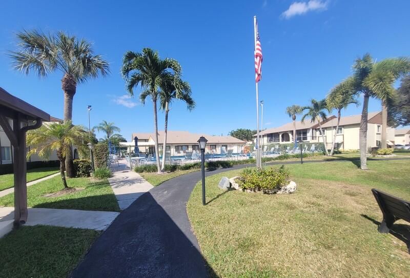 Active With Contract: $1,600 (2 beds, 1 baths, 920 Square Feet)