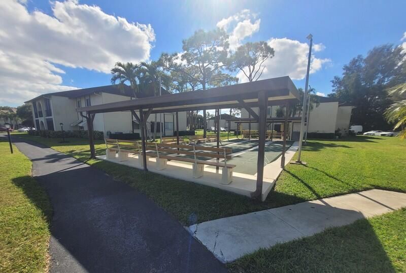 Active With Contract: $1,600 (2 beds, 1 baths, 920 Square Feet)