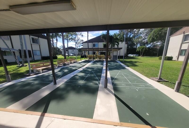 Active With Contract: $1,600 (2 beds, 1 baths, 920 Square Feet)