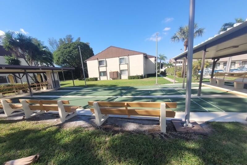 Active With Contract: $1,600 (2 beds, 1 baths, 920 Square Feet)