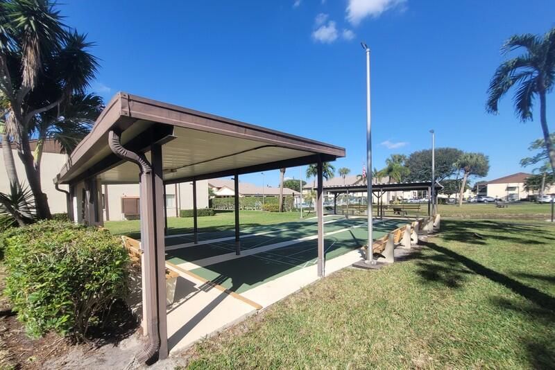 Active With Contract: $1,600 (2 beds, 1 baths, 920 Square Feet)