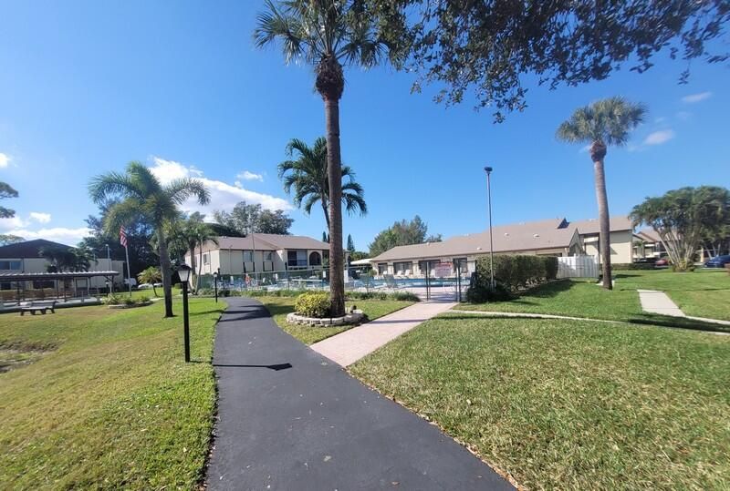 Active With Contract: $1,600 (2 beds, 1 baths, 920 Square Feet)