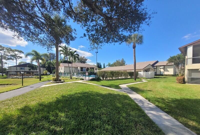 Active With Contract: $1,600 (2 beds, 1 baths, 920 Square Feet)