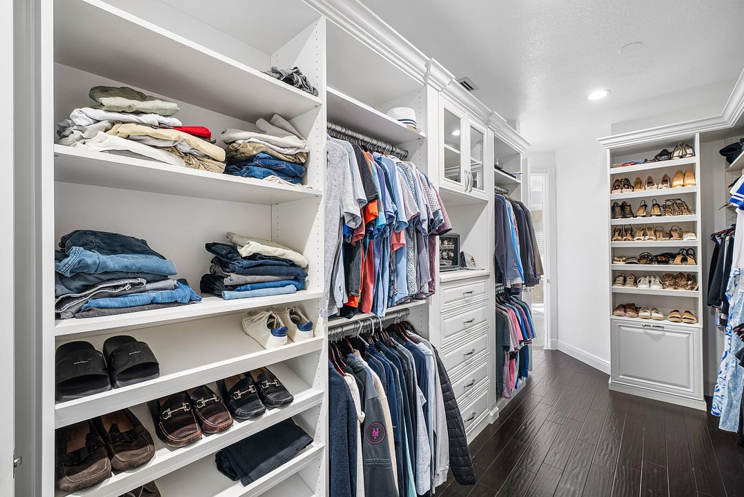 For Sale: $2,699,000 (6 beds, 7 baths, 5505 Square Feet)