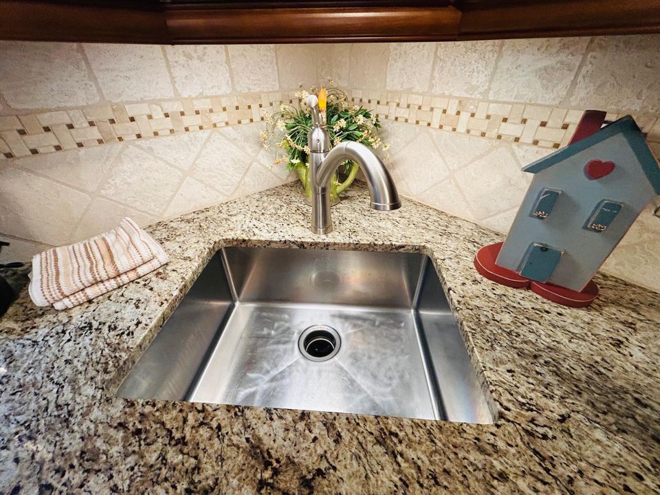 На продажу: $174,900 (2 спален, 2 ванн, 937 Квадратных фут)