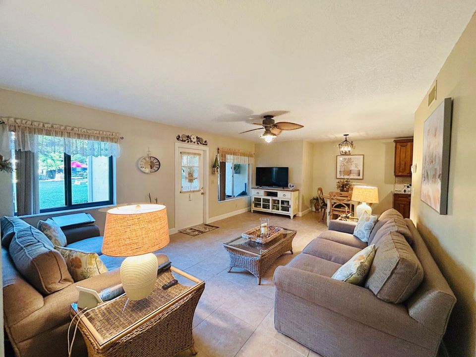 На продажу: $174,900 (2 спален, 2 ванн, 937 Квадратных фут)