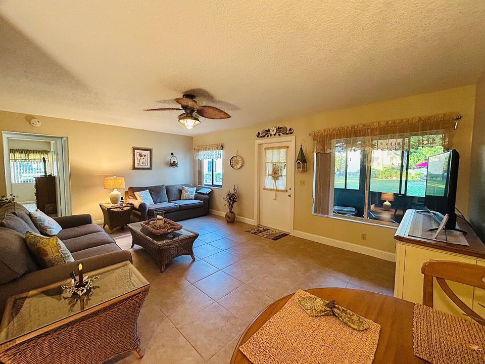 На продажу: $174,900 (2 спален, 2 ванн, 937 Квадратных фут)