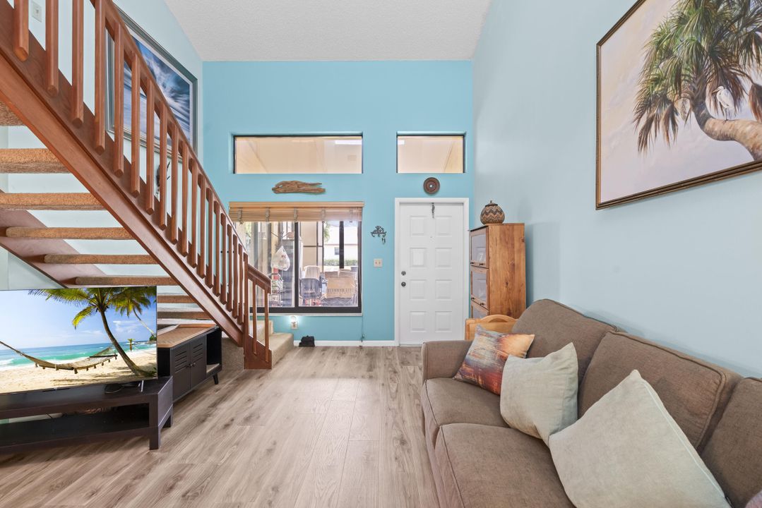 For Sale: $179,000 (1 beds, 2 baths, 1216 Square Feet)