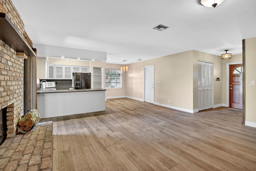 合同活跃: $800,000 (3 贝兹, 2 浴室, 1425 平方英尺)