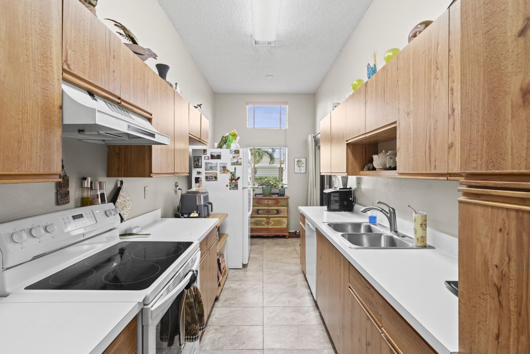 For Sale: $179,000 (1 beds, 2 baths, 1216 Square Feet)