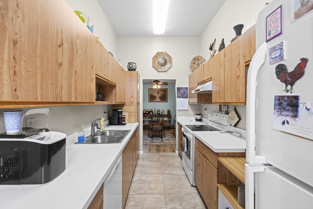 For Sale: $179,000 (1 beds, 2 baths, 1216 Square Feet)