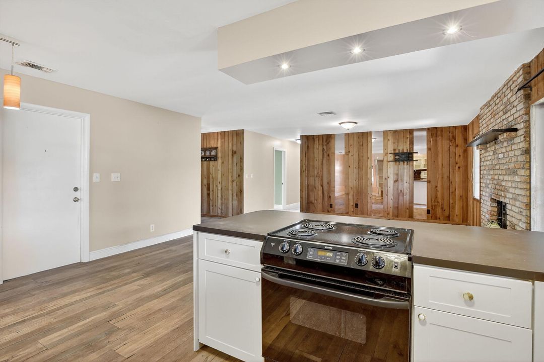 合同活跃: $800,000 (3 贝兹, 2 浴室, 1425 平方英尺)