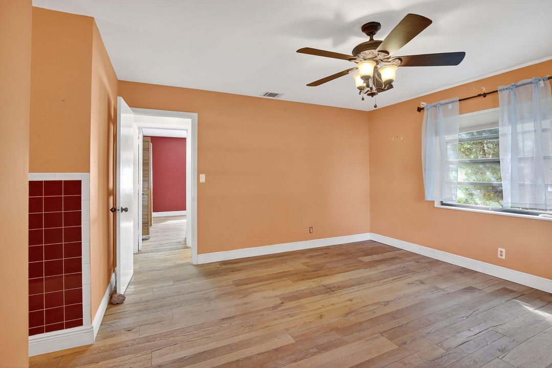 合同活跃: $800,000 (3 贝兹, 2 浴室, 1425 平方英尺)