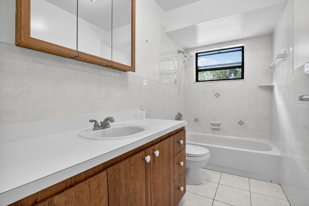 合同活跃: $800,000 (3 贝兹, 2 浴室, 1425 平方英尺)