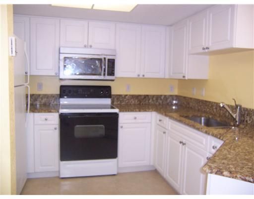 Active With Contract: $2,200 (2 beds, 2 baths, 1075 Square Feet)