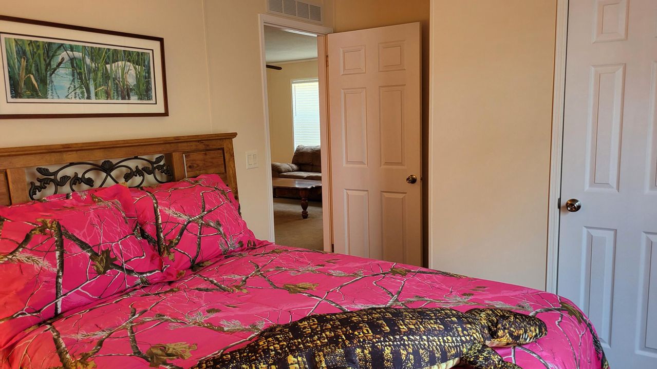 Active With Contract: $205,000 (3 beds, 2 baths, 1223 Square Feet)