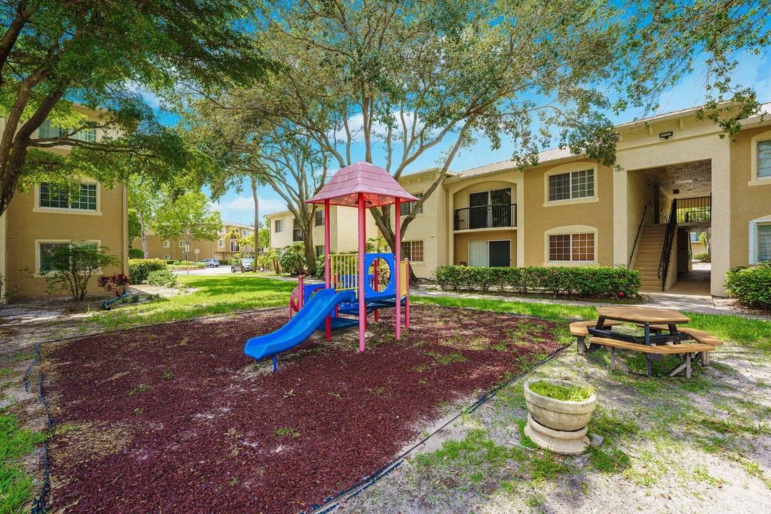 Active With Contract: $2,200 (2 beds, 2 baths, 1075 Square Feet)