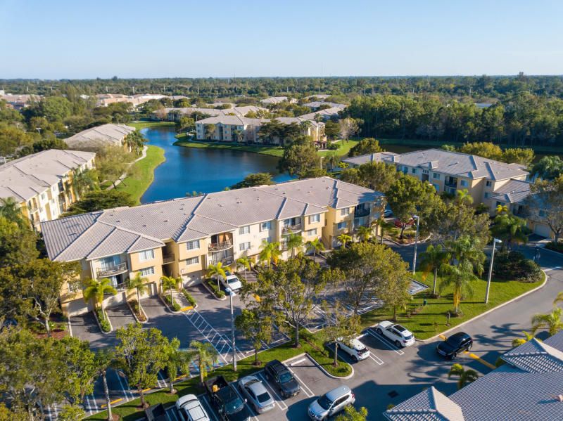 Active With Contract: $2,200 (2 beds, 2 baths, 1075 Square Feet)