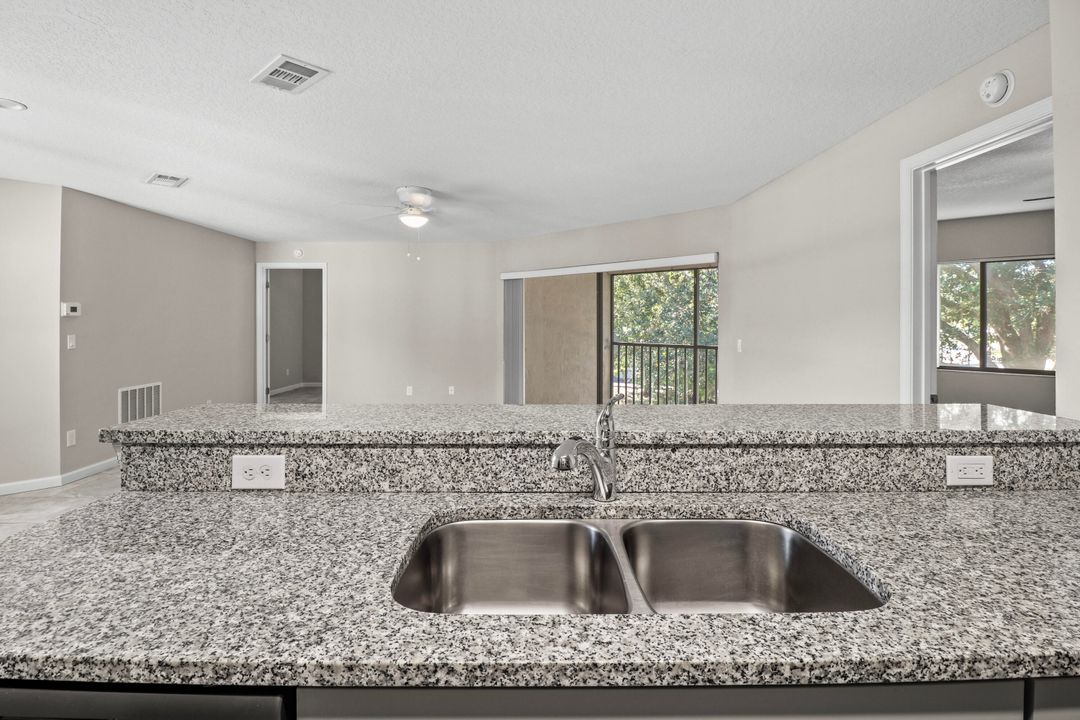 出租: $1,700 (2 贝兹, 2 浴室, 1000 平方英尺)