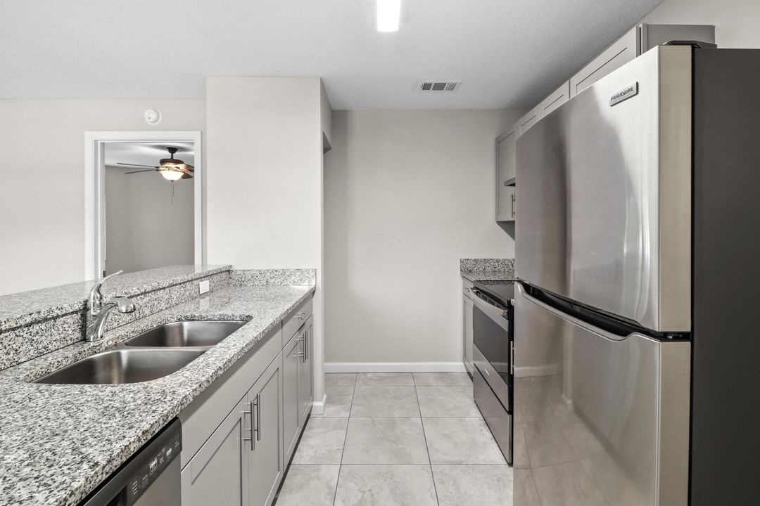 出租: $1,700 (2 贝兹, 2 浴室, 1000 平方英尺)