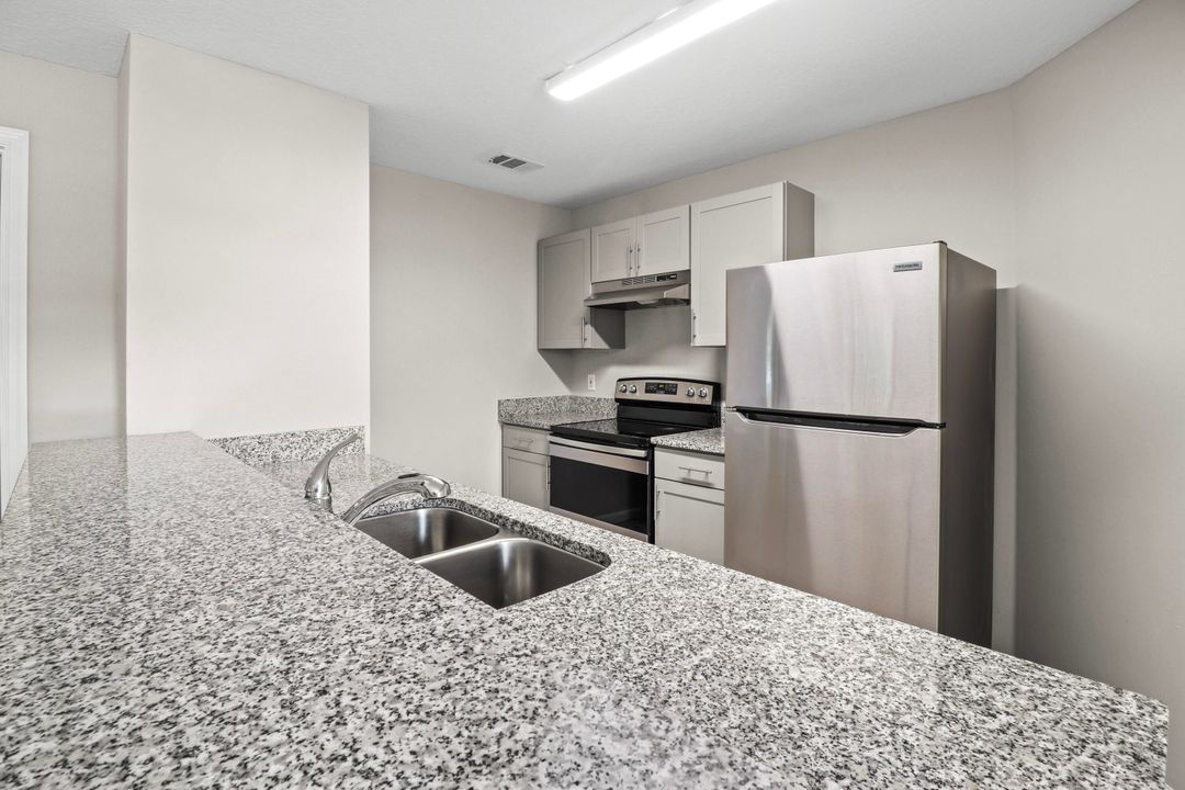 出租: $1,700 (2 贝兹, 2 浴室, 1000 平方英尺)