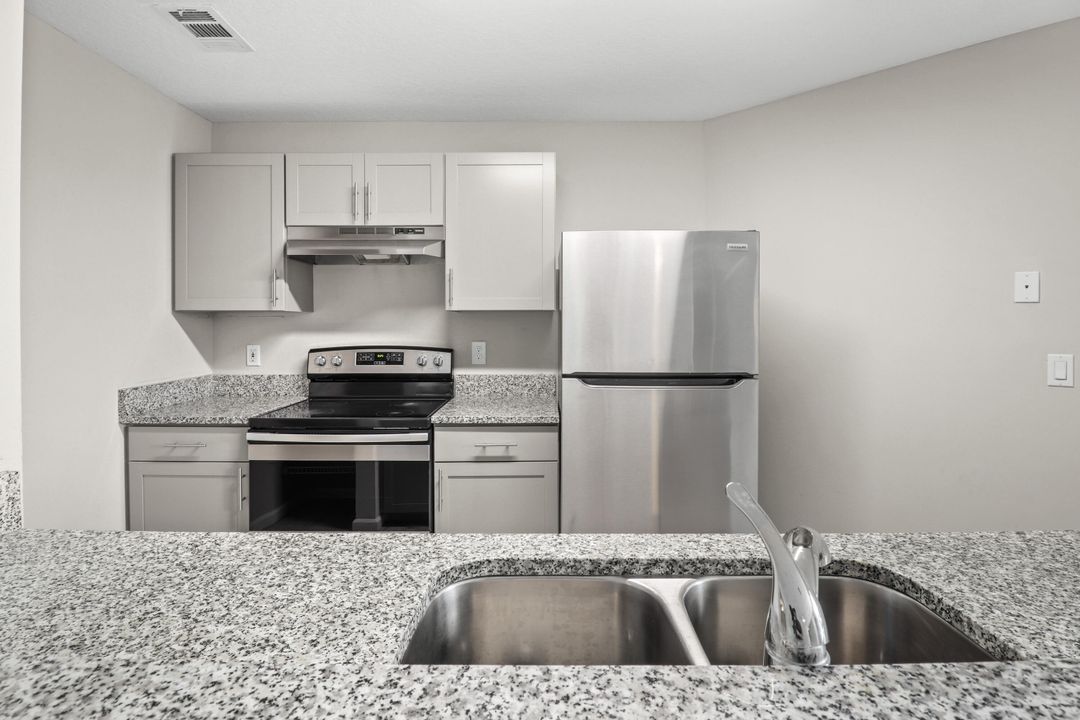 出租: $1,700 (2 贝兹, 2 浴室, 1000 平方英尺)