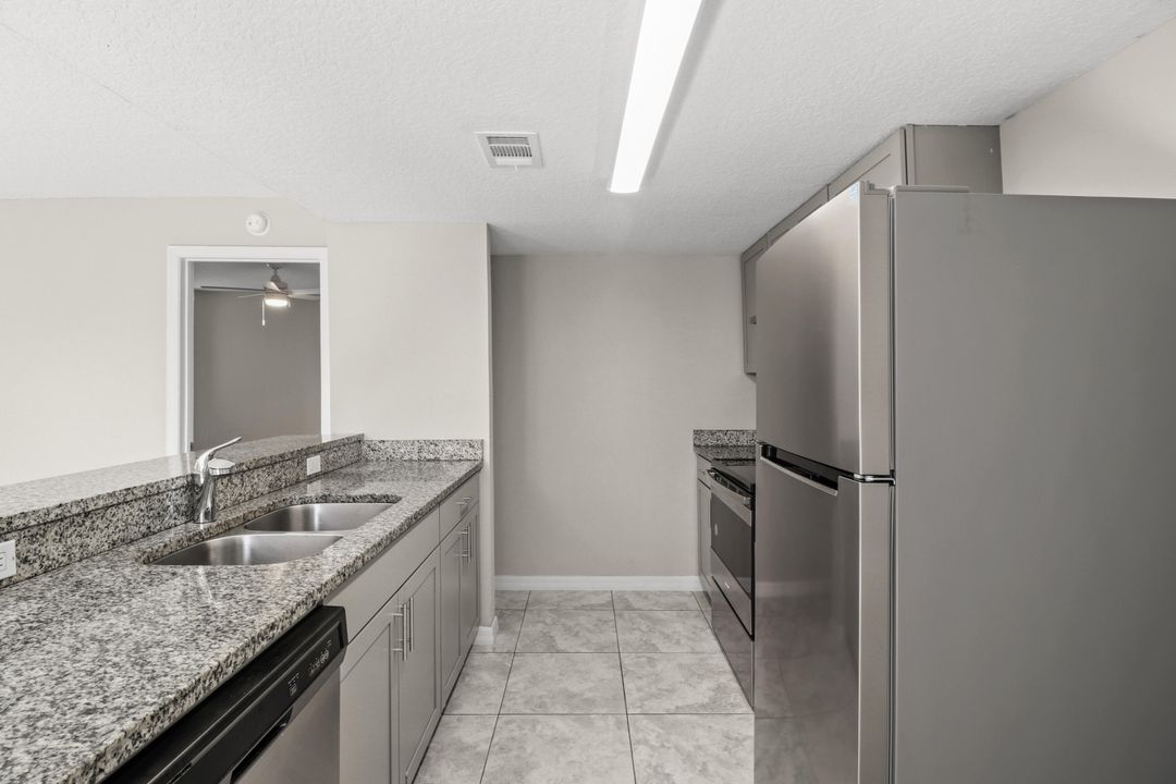 出租: $1,700 (2 贝兹, 2 浴室, 1000 平方英尺)