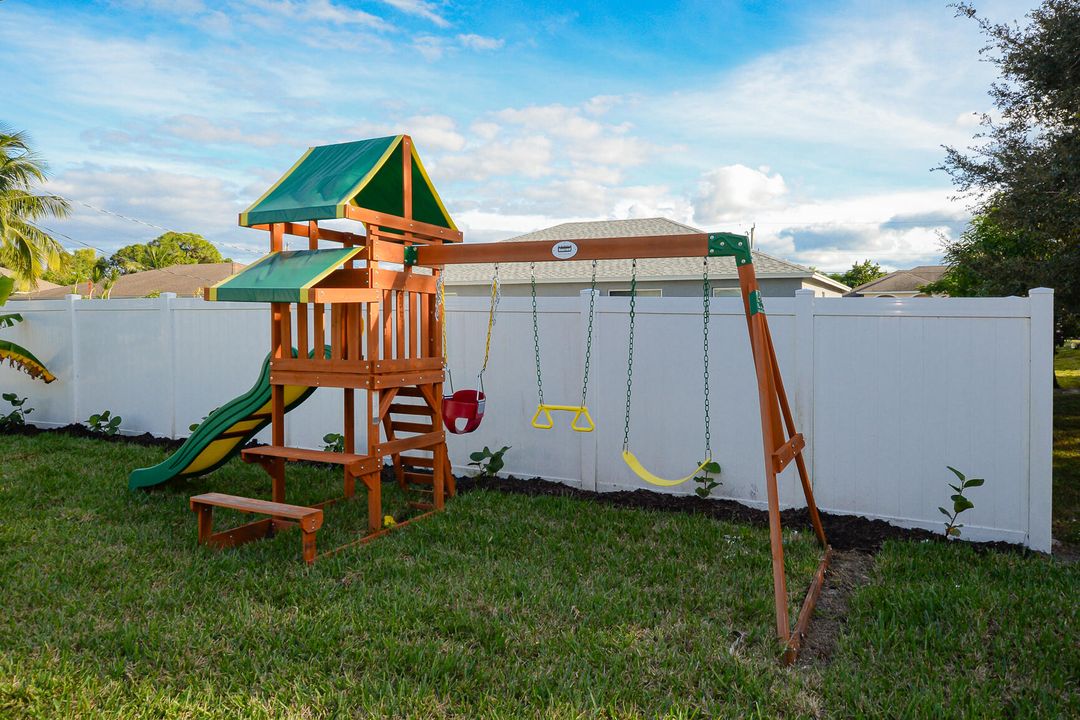 Active With Contract: $455,000 (4 beds, 2 baths, 2304 Square Feet)