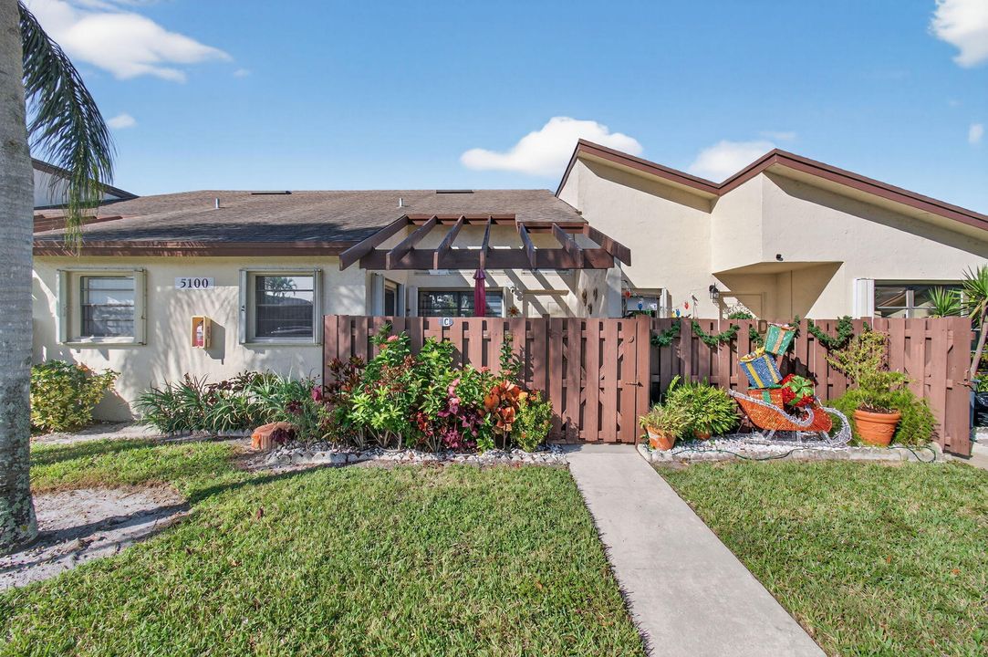 For Sale: $229,000 (2 beds, 2 baths, 1160 Square Feet)