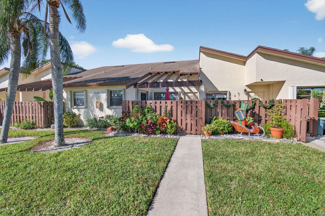 For Sale: $229,000 (2 beds, 2 baths, 1160 Square Feet)