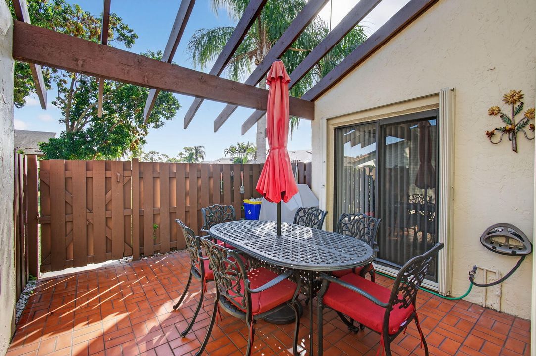 For Sale: $229,000 (2 beds, 2 baths, 1160 Square Feet)