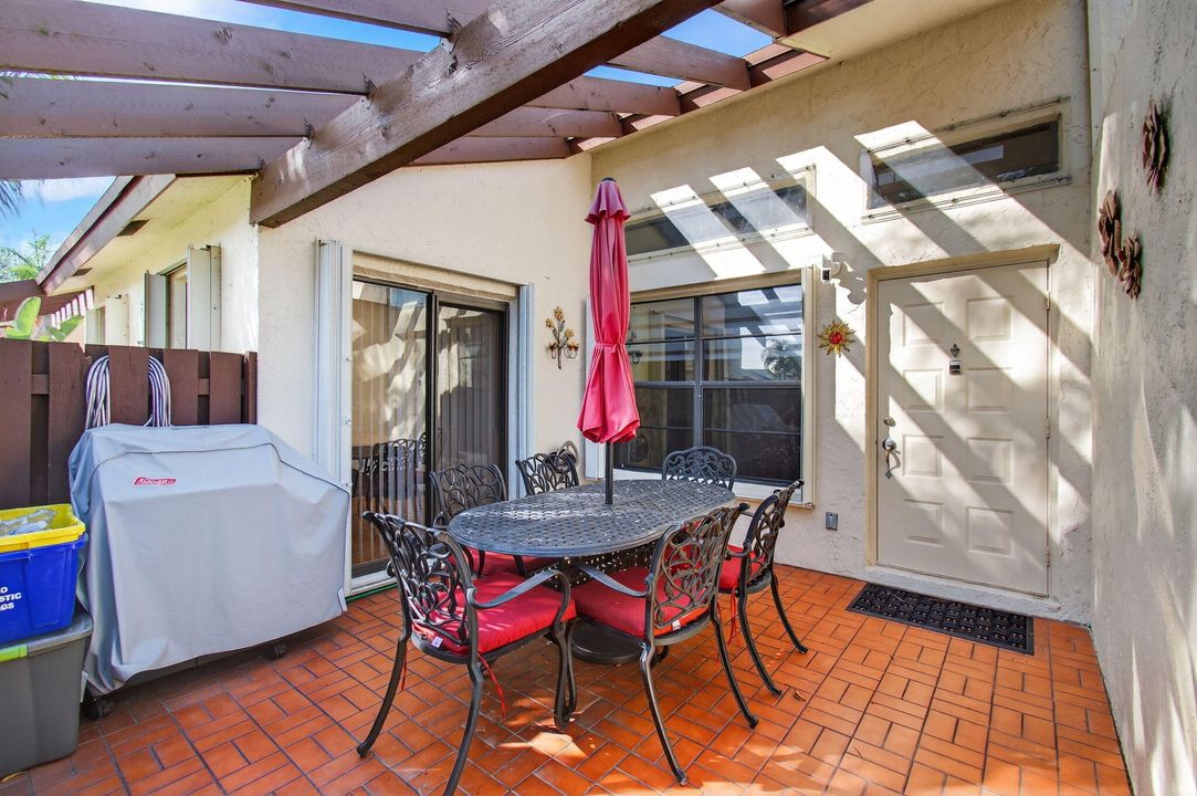 For Sale: $229,000 (2 beds, 2 baths, 1160 Square Feet)