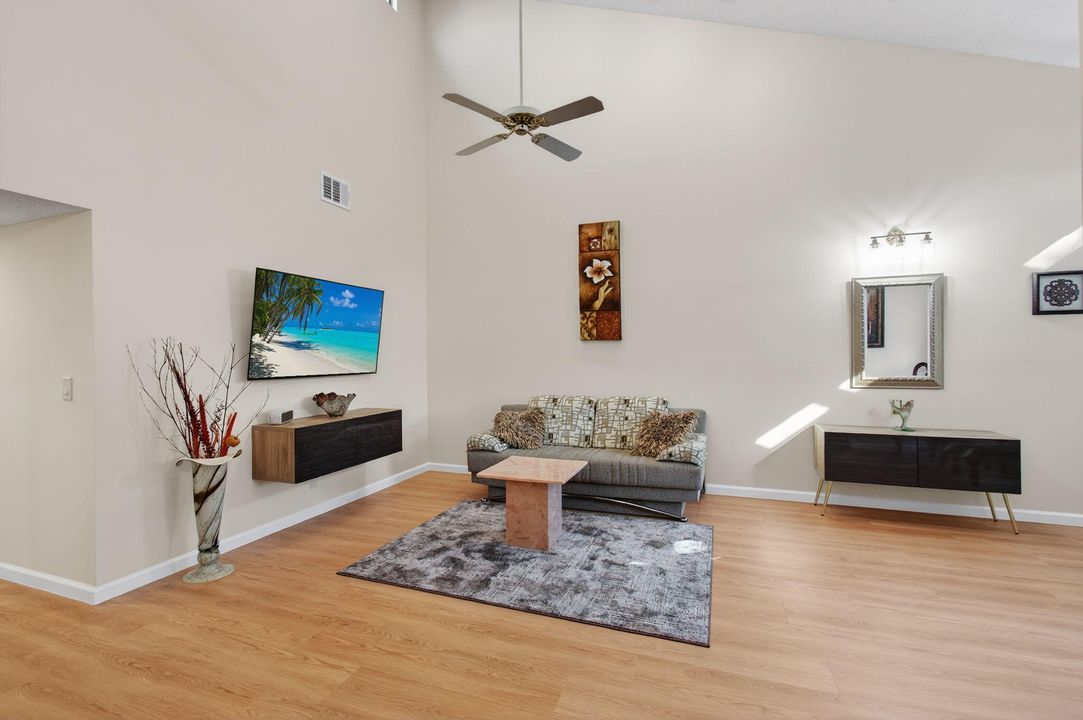 For Sale: $229,000 (2 beds, 2 baths, 1160 Square Feet)