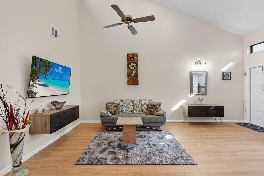 For Sale: $229,000 (2 beds, 2 baths, 1160 Square Feet)