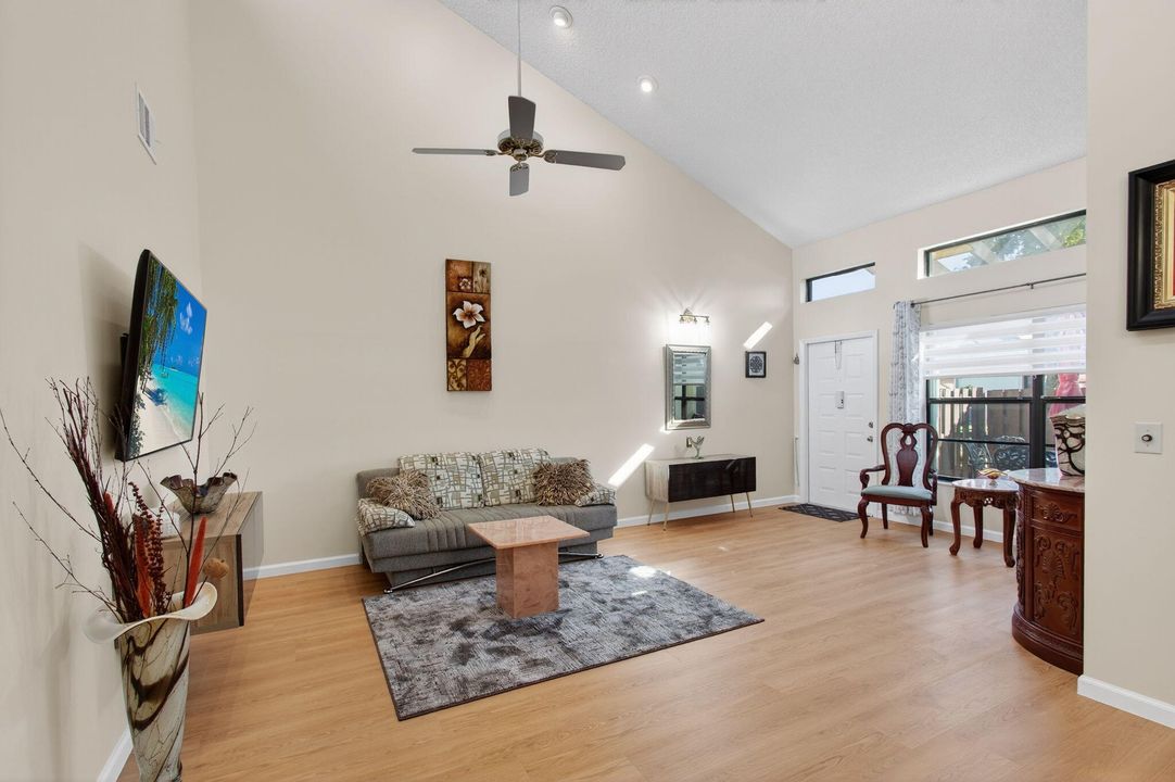 For Sale: $229,000 (2 beds, 2 baths, 1160 Square Feet)