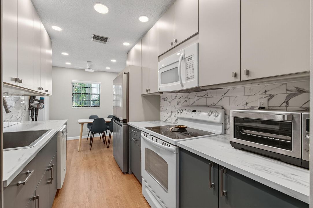 For Sale: $229,000 (2 beds, 2 baths, 1160 Square Feet)