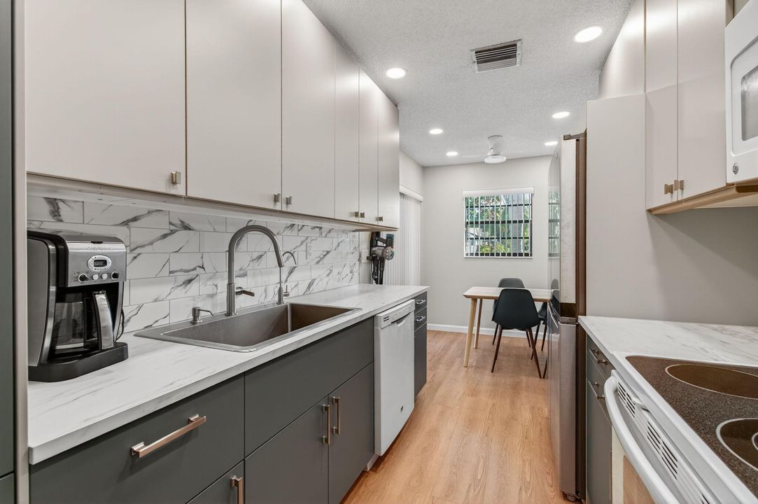 For Sale: $229,000 (2 beds, 2 baths, 1160 Square Feet)