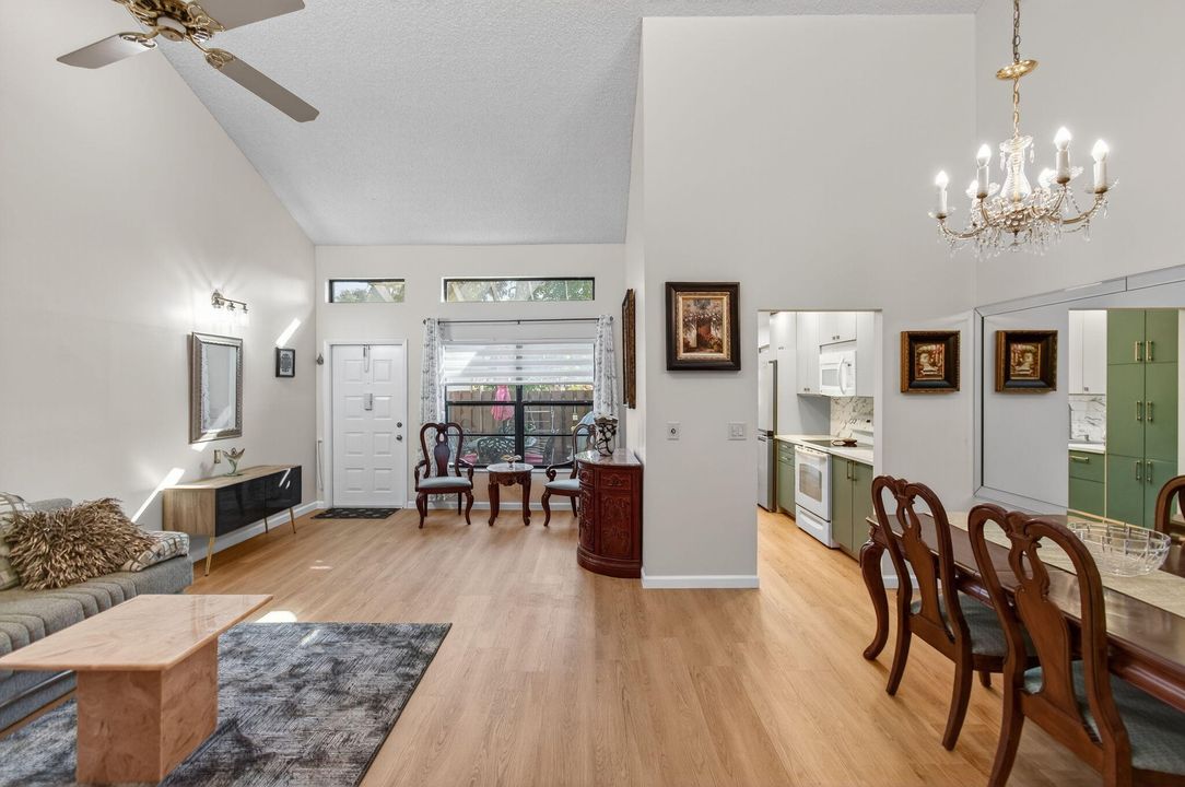 For Sale: $229,000 (2 beds, 2 baths, 1160 Square Feet)