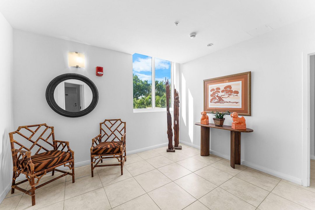 For Sale: $375,000 (1 beds, 1 baths, 831 Square Feet)