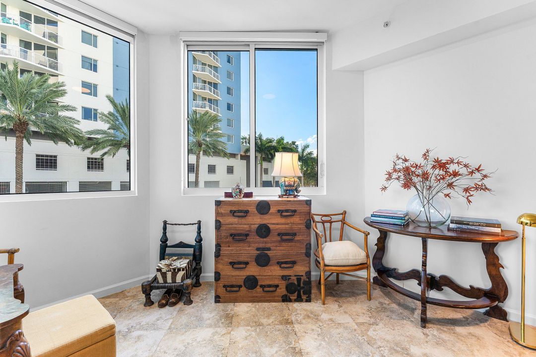 For Sale: $375,000 (1 beds, 1 baths, 831 Square Feet)