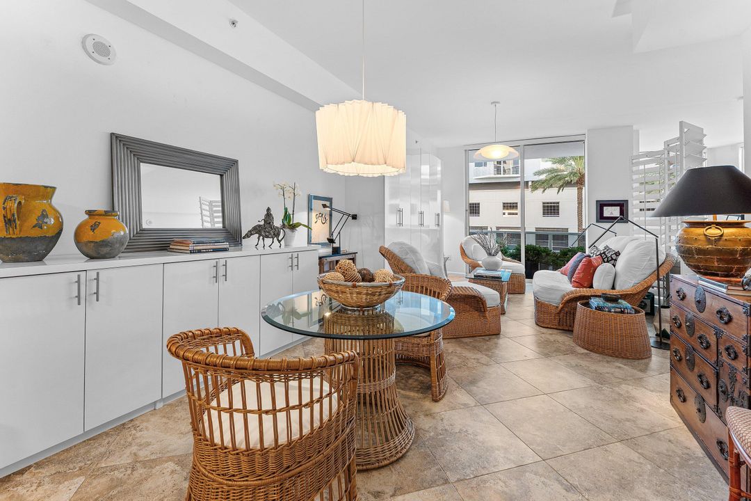 For Sale: $375,000 (1 beds, 1 baths, 831 Square Feet)