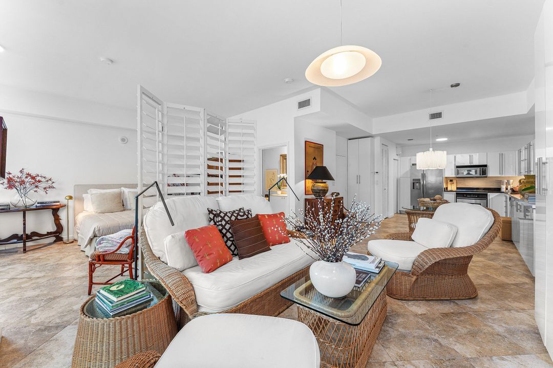 For Sale: $375,000 (1 beds, 1 baths, 831 Square Feet)