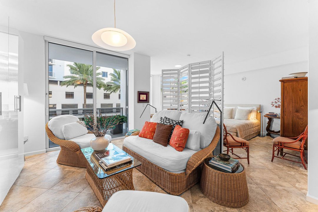 For Sale: $375,000 (1 beds, 1 baths, 831 Square Feet)