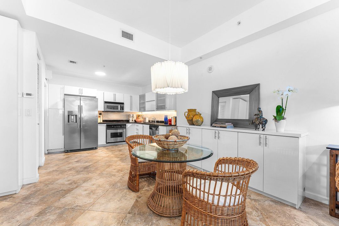 For Sale: $375,000 (1 beds, 1 baths, 831 Square Feet)